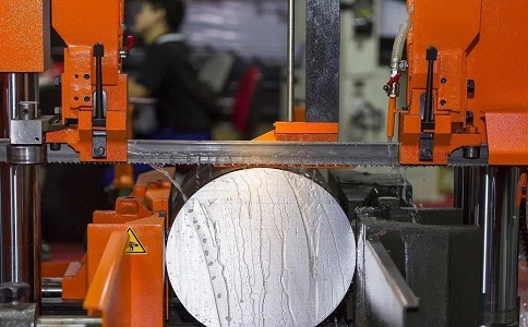 旺苍立式金属带锯床切削出现跑带故障解决方法！